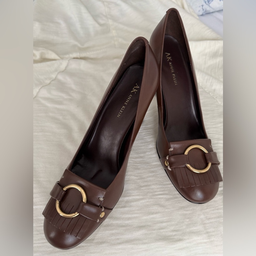 ANNE KLEIN WOMEN’S BROWN LEATHER PUMPS WITH GOLD BUCKLE SIZE 8.5 BRAND NEW - Picture 3 of 11